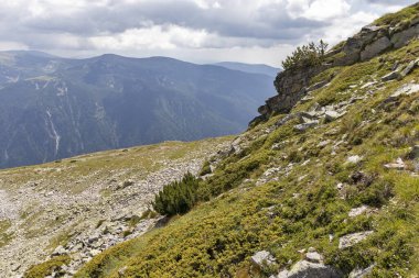 Prekorets tepesinden Kupen tepesine, Rila Dağı, Bulgaristan 'a uzanan patika manzarası