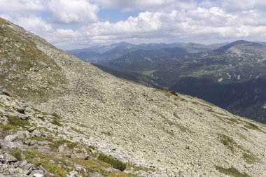 Prekorets tepesinden Kupen tepesine, Rila Dağı, Bulgaristan 'a uzanan patika manzarası
