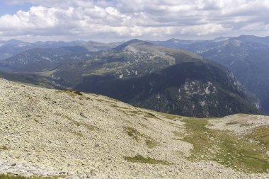 Prekorets tepesinden Kupen tepesine, Rila Dağı, Bulgaristan 'a uzanan patika manzarası