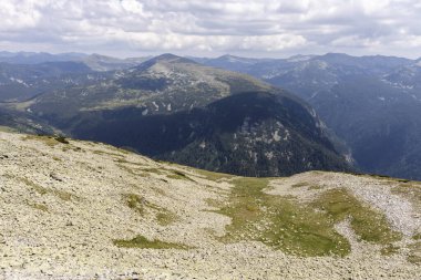 Prekorets tepesinden Kupen tepesine, Rila Dağı, Bulgaristan 'a uzanan patika manzarası