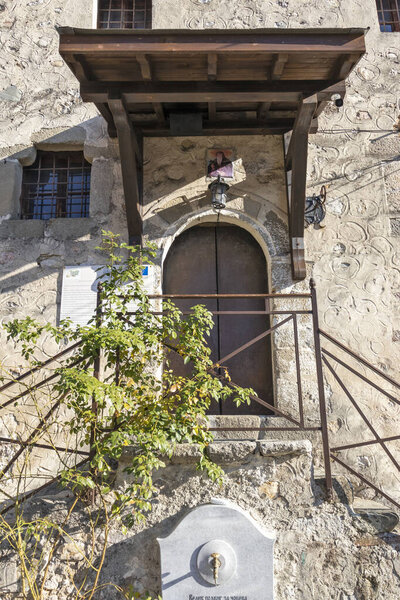МЕЛЬНИК, БУЛЬГАРИЯ - 31 ДЕКАБРЯ 2019 г.: средневековая церковь Св. Антония в городе Мельник Благоевградской области, Болгария
