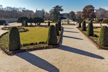 Madrid, İspanya - 22 Ocak 2018: Tipik sokakta Retiro Park City, Madrid, İspanya