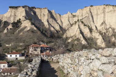 MELNIK, BULGARIA - 31 Aralık 2019: Bulgaristan 'ın Blagoevgrad bölgesindeki Melnik kasabasının şaşırtıcı manzarası