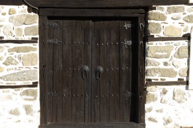 MELNIK, BULGARIA - 31 Aralık 2019: Bulgaristan 'ın Blagoevgrad bölgesindeki Melnik kasabasındaki tipik sokak ve eski evler