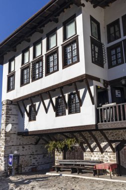 MELNIK, BULGARIA - 31 Aralık 2019: Bulgaristan 'ın Blagoevgrad bölgesindeki Melnik kasabasındaki tipik sokak ve eski evler