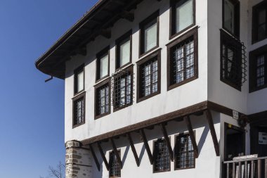 MELNIK, BULGARIA - 31 Aralık 2019: Bulgaristan 'ın Blagoevgrad bölgesindeki Melnik kasabasındaki tipik sokak ve eski evler