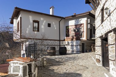 MELNIK, BULGARIA - 31 Aralık 2019: Bulgaristan 'ın Blagoevgrad bölgesindeki Melnik kasabasındaki tipik sokak ve eski evler
