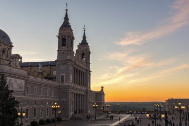 MADRID, İspanya - 22 Ocak 2018: Madrid, İspanya 'daki Almudena Katedrali' nin günbatımı