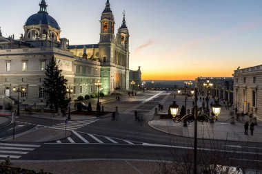MADRID, İspanya - 22 Ocak 2018: Madrid, İspanya 'daki Almudena Katedrali' nin günbatımı