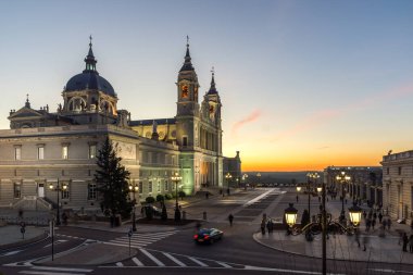 MADRID, İspanya - 22 Ocak 2018: Madrid, İspanya 'daki Almudena Katedrali' nin günbatımı