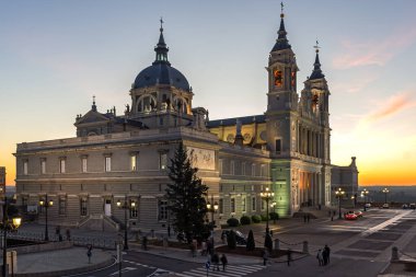 MADRID, İspanya - 22 Ocak 2018: Madrid, İspanya 'daki Almudena Katedrali' nin günbatımı