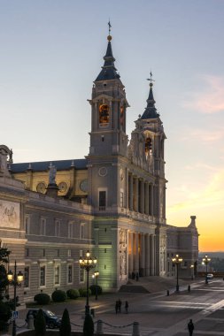 MADRID, İspanya - 22 Ocak 2018: Madrid, İspanya 'daki Almudena Katedrali' nin günbatımı