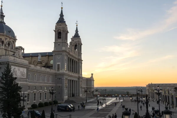 マドリード スペイン 2018年1月22日 スペイン マドリード市のアルムデナ大聖堂の夕日 — ストック写真