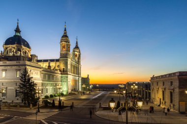 MADRID, İspanya - 22 Ocak 2018: Madrid, İspanya 'daki Almudena Katedrali' nin günbatımı