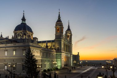 MADRID, İspanya - 22 Ocak 2018: Madrid, İspanya 'daki Almudena Katedrali' nin günbatımı