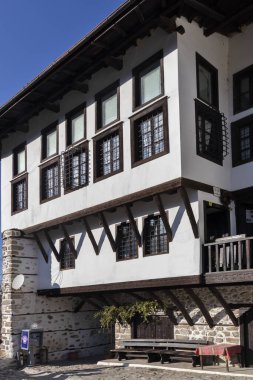 MELNIK, BULGARIA - 31 Aralık 2019: Bulgaristan 'ın Blagoevgrad bölgesindeki Melnik kasabasındaki tipik sokak ve eski evler