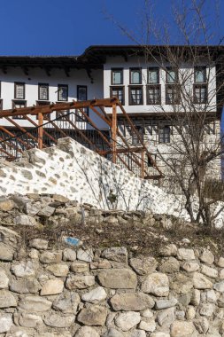 MELNIK, BULGARIA - 31 Aralık 2019: Bulgaristan 'ın Blagoevgrad bölgesindeki Melnik kasabasındaki tipik sokak ve eski evler