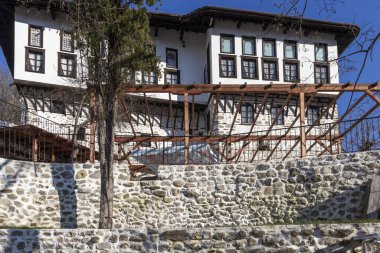 MELNIK, BULGARIA - 31 Aralık 2019: Bulgaristan 'ın Blagoevgrad bölgesindeki Melnik kasabasındaki tipik sokak ve eski evler