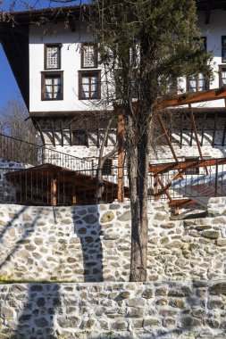 MELNIK, BULGARIA - 31 Aralık 2019: Bulgaristan 'ın Blagoevgrad bölgesindeki Melnik kasabasındaki tipik sokak ve eski evler