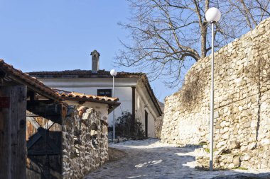 MELNIK, BULGARIA - 31 Aralık 2019: Bulgaristan 'ın Blagoevgrad bölgesindeki Melnik kasabasındaki tipik sokak ve eski evler