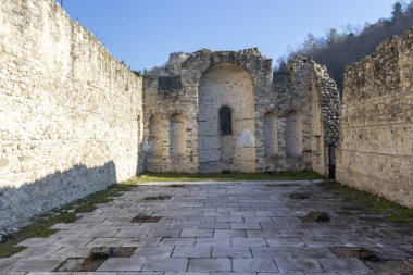 MELNIK, BULGARIA - 31 Aralık 2019: Bulgaristan 'ın Blagoevgrad bölgesindeki Melnik kasabasındaki tipik sokak ve eski evler