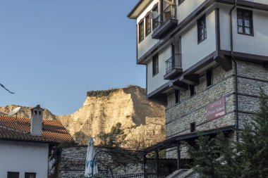 MELNIK, BULGARIA - 31 Aralık 2019: Bulgaristan 'ın Blagoevgrad bölgesindeki Melnik kasabasındaki tipik sokak ve eski evler