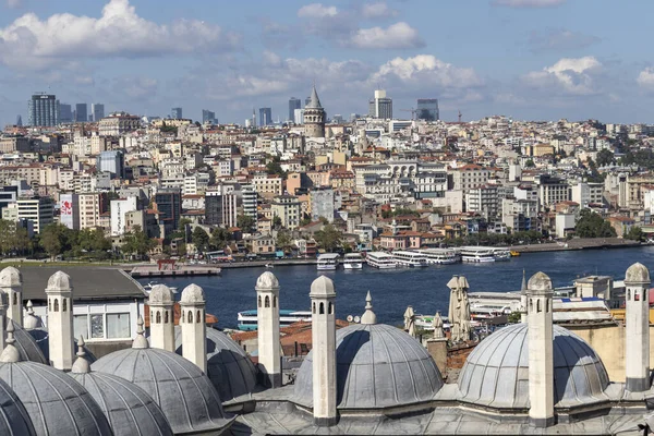 İSTANBUL, TURKEY - 27 Temmuz 2019: İmparatorluk Süleyman Camii 'nden İstanbul, Türkiye' ye inanılmaz manzara