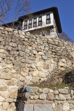 Bulgaristan 'ın Blagoevgrad bölgesindeki Melnik kasabasındaki tipik sokak ve eski evler