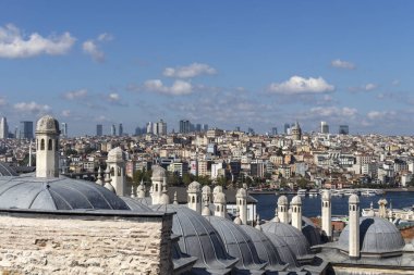 İSTANBUL, TURKEY - 27 Temmuz 2019: İmparatorluk Süleyman Camii 'nden İstanbul, Türkiye' ye panoramik manzara
