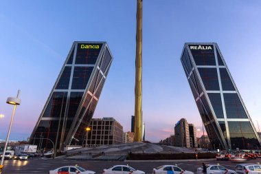MADRID, SPAIN - 23 HAZİRAN 2018: İspanya 'nın Madrid şehrindeki Paseo de la Castellana caddesinde Avrupa' nın Kapısı ve Calatrava 'nın Gündoğumu manzarası