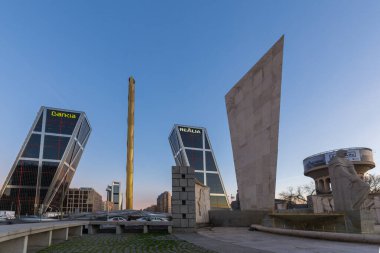 MADRID, SPAIN - 23 HAZİRAN 2018: İspanya 'nın Madrid şehrindeki Paseo de la Castellana caddesinde Avrupa' nın Kapısı ve Calatrava 'nın Gündoğumu manzarası