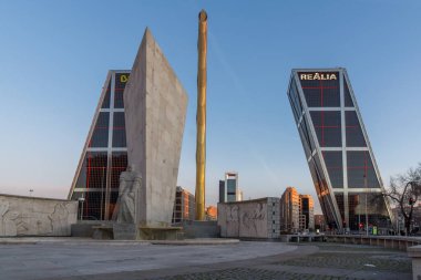 MADRID, SPAIN - 23 HAZİRAN 2018: İspanya 'nın Madrid şehrindeki Paseo de la Castellana caddesinde Avrupa' nın Kapısı ve Calatrava 'nın Gündoğumu manzarası