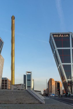 MADRID, SPAIN - 23 HAZİRAN 2018: İspanya 'nın Madrid şehrindeki Paseo de la Castellana caddesinde Avrupa' nın Kapısı ve Calatrava 'nın Gündoğumu manzarası