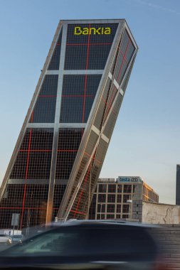 MADRID, SPAIN - 23 HAZİRAN 2018: İspanya 'nın Madrid şehrindeki Paseo de la Castellana caddesinde Avrupa' nın Kapısı ve Calatrava 'nın Gündoğumu manzarası