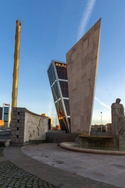 MADRID, SPAIN - 23 HAZİRAN 2018: İspanya 'nın Madrid şehrindeki Paseo de la Castellana caddesinde Avrupa' nın Kapısı ve Calatrava 'nın Gündoğumu manzarası