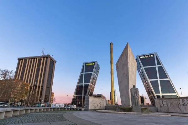 Madrid Hiszpania Styczeń 2018 Widok Wschodu Słońca Bramę Europy Obelisk — Zdjęcie stockowe