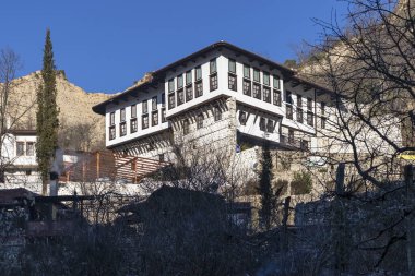 MELNIK, BULGARIA - 31 Aralık 2019: Bulgaristan 'ın Blagoevgrad bölgesindeki Melnik kasabasındaki tipik sokak ve eski evler