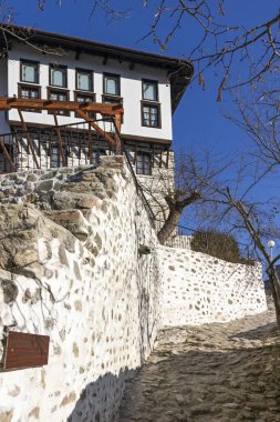 MELNIK, BULGARIA - 31 Aralık 2019: Bulgaristan 'ın Blagoevgrad bölgesindeki Melnik kasabasındaki tipik sokak ve eski evler