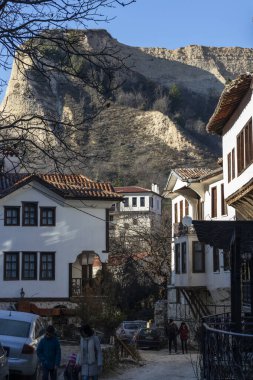 MELNIK, BULGARIA - 31 Aralık 2019: Bulgaristan 'ın Blagoevgrad bölgesindeki Melnik kasabasındaki tipik sokak ve eski evler