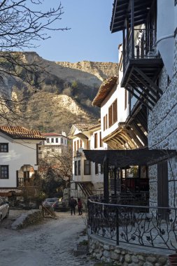 MELNIK, BULGARIA - 31 Aralık 2019: Bulgaristan 'ın Blagoevgrad bölgesindeki Melnik kasabasındaki tipik sokak ve eski evler
