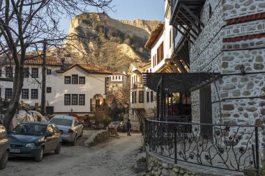 MELNIK, BULGARIA - 31 Aralık 2019: Bulgaristan 'ın Blagoevgrad bölgesindeki Melnik kasabasındaki tipik sokak ve eski evler