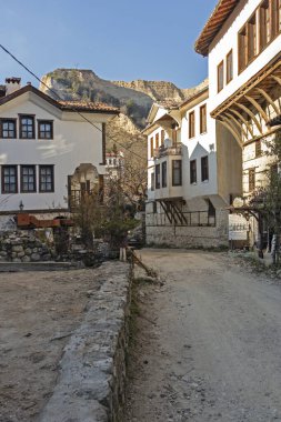 MELNIK, BULGARIA - 31 Aralık 2019: Bulgaristan 'ın Blagoevgrad bölgesindeki Melnik kasabasındaki tipik sokak ve eski evler