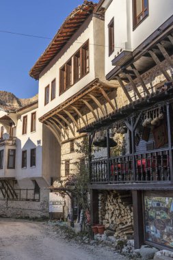 MELNIK, BULGARIA - 31 Aralık 2019: Bulgaristan 'ın Blagoevgrad bölgesindeki Melnik kasabasındaki tipik sokak ve eski evler