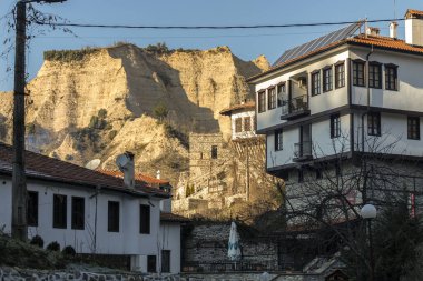 MELNIK, BULGARIA - 31 Aralık 2019: Bulgaristan 'ın Blagoevgrad bölgesindeki Melnik kasabasındaki tipik sokak ve eski evler