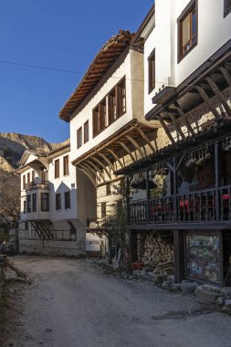 MELNIK, BULGARIA - 31 Aralık 2019: Bulgaristan 'ın Blagoevgrad bölgesindeki Melnik kasabasındaki tipik sokak ve eski evler