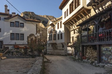 MELNIK, BULGARIA - 31 Aralık 2019: Bulgaristan 'ın Blagoevgrad bölgesindeki Melnik kasabasındaki tipik sokak ve eski evler