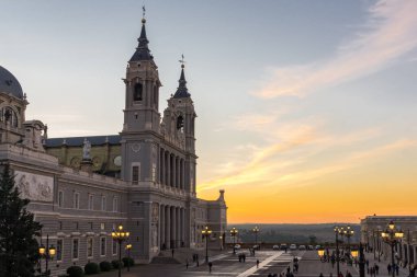 MADRID, İspanya - 22 Ocak 2018 Madrid 'deki Almudena Katedrali' nde şaşırtıcı gün batımı