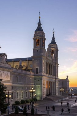 MADRID, İspanya - 22 Ocak 2018 Madrid 'deki Almudena Katedrali' nde şaşırtıcı gün batımı