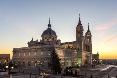 MADRID, İspanya - 22 Ocak 2018 Madrid 'deki Almudena Katedrali' nde şaşırtıcı gün batımı