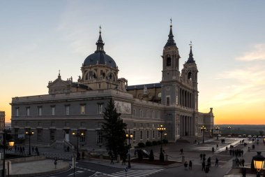 MADRID, İspanya - 22 Ocak 2018 Madrid 'deki Almudena Katedrali' nde şaşırtıcı gün batımı